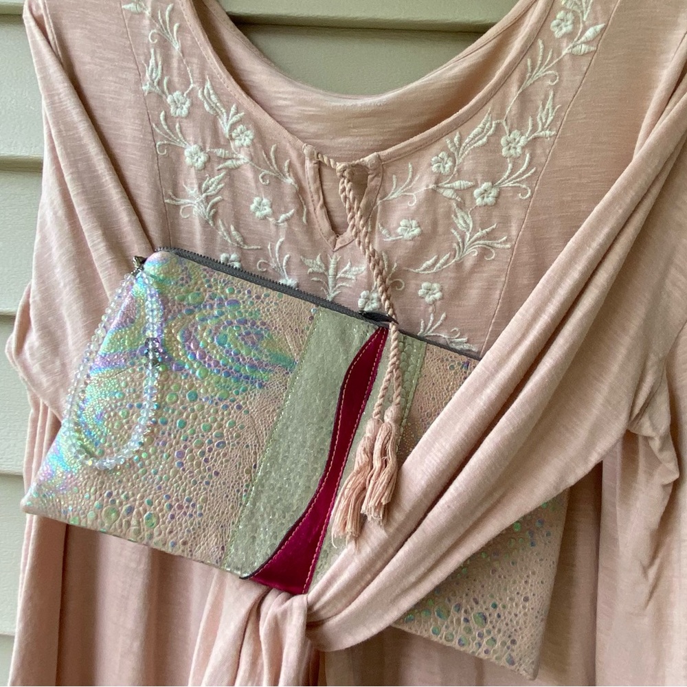VGU Anita🌸Pink🎀Textured Clutch/Wristlet w/Beaded Zipper Pull & 2 Inside Pockets - Picture 9 of 16